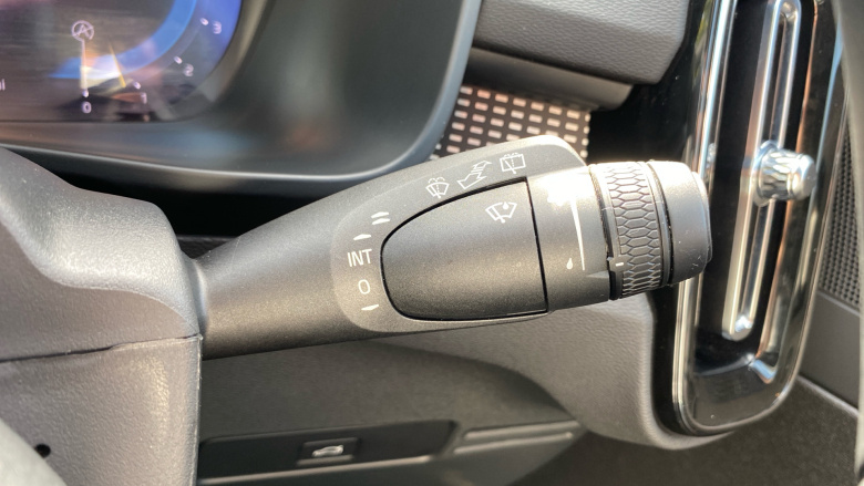 Volvo XC40 2.0 B3P Plus Dark 5dr Auto Petrol Estate